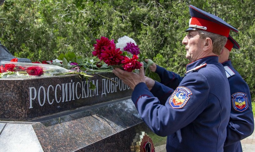 Жители Луганска накануне Дня России почтили память российских добровольцев