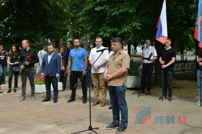 Жители ЛНР и гости из РФ почтили память погибших под Металлистом российских журналистов