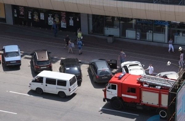 Силовики эвакуировали посетителей из торгового центра "Луганск-Сити-Центр"