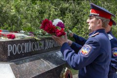 Жители Луганска накануне Дня России почтили память российских добровольцев