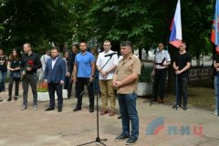 Жители ЛНР и гости из РФ почтили память погибших под Металлистом российских журналистов