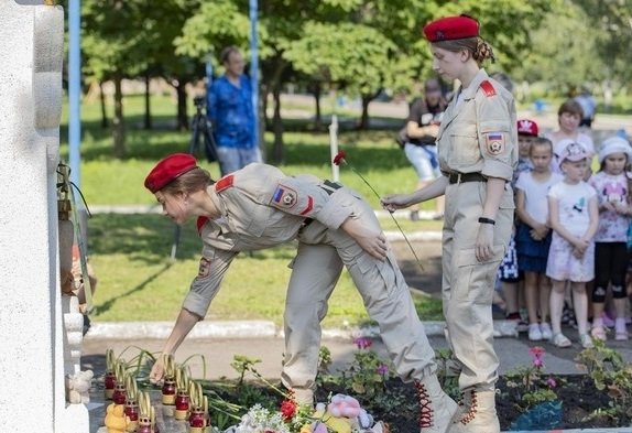 В Луганске почтили память погибших защитников Родины