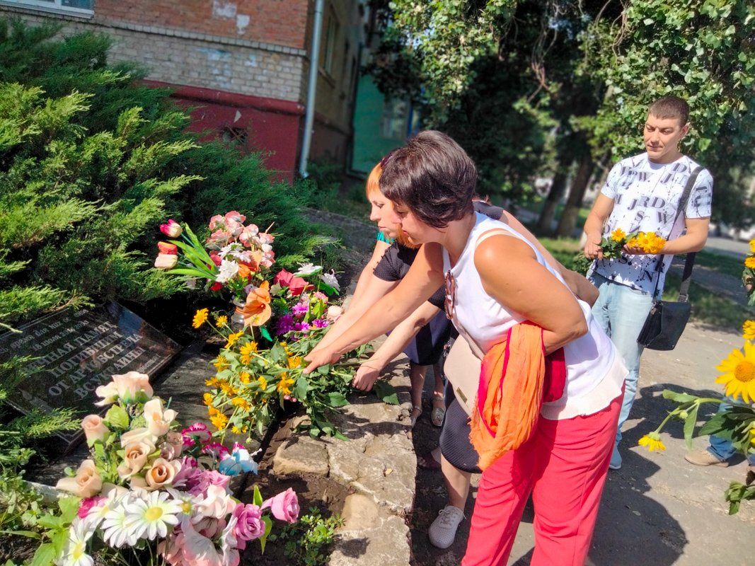 В Луганске отдали дань памяти погибшим в результате артобстрела в 2014 году