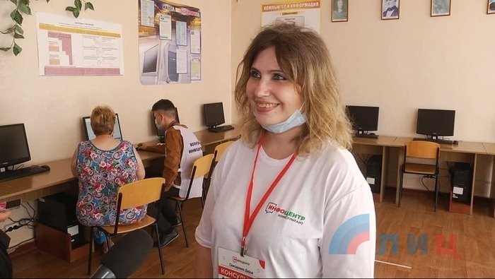 Сотрудники инфоцентра в школе № 18 помогают луганчанам и в нерабочее время – консультант