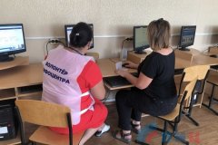 Десять консультантов работают в открывшемся в луганской гимназии № 60 инфоцентре