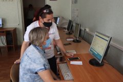 Первомайцы обращаются в инфоцентры по онлайн-голосованию, видя будущее ЛНР с Россией
