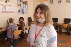 Сотрудники инфоцентра в школе № 18 помогают луганчанам и в нерабочее время – консультант