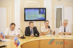 Представители масс-медиа ЛНР в рамках "Школы русской журналистики" обсудили статью Путина
