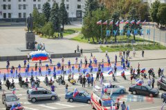Участники автопробега в честь Дня флага РФ в Луганске выстроили из машин слово "Россия"