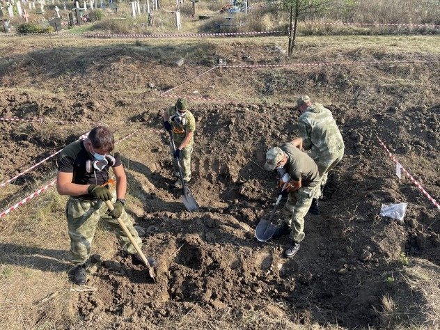 Спецгруппа начала второй этап извлечения останков жертв ВСУ из захоронения в Первомайске