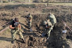Спецгруппа начала второй этап извлечения останков жертв ВСУ из захоронения в Первомайске