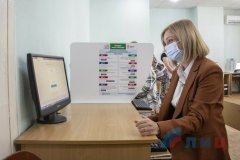 Медики ЛНР проголосовали на выборах в Госдуму в одном из луганских инфоцентров