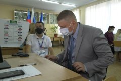 Алчевские педагоги участвуют в голосовании на выборах депутатов в Государственную Думу РФ