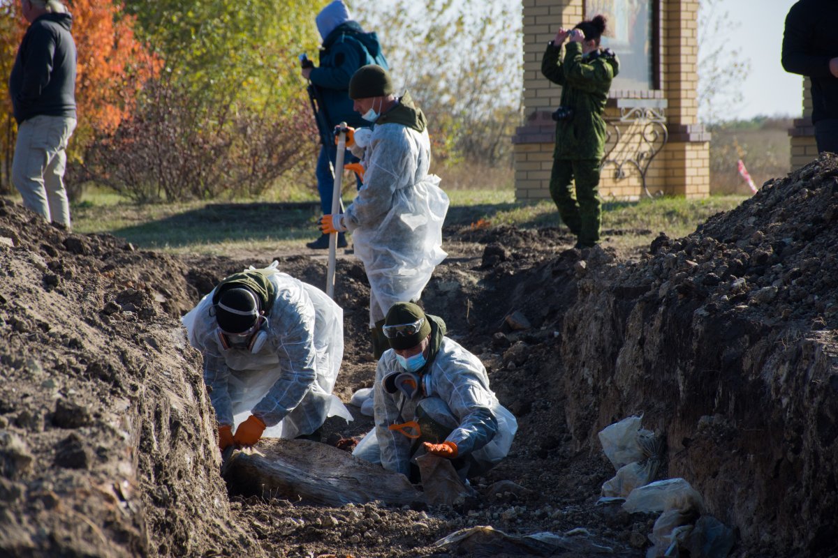 Спецгруппа начала извлечение останков жертв ВСУ из захоронения на окраине Луганска
