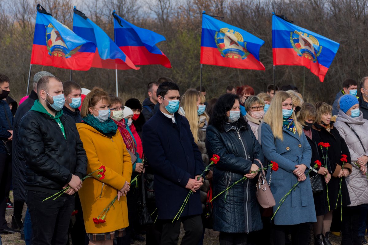 Церемония перезахоронения останков 50 жертв ВСУ состоялась в луганском поселке Видное