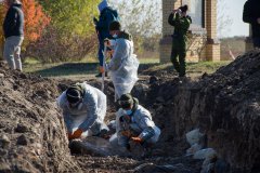 Спецгруппа начала извлечение останков жертв ВСУ из захоронения на окраине Луганска