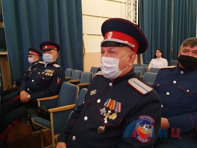 Партбилеты "Единой России" являются инструментами борьбы за счастье жителей ЛНР – казак