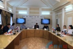Молодежь из разных стран в ходе "Народного форума" обсуждает важность единства народов