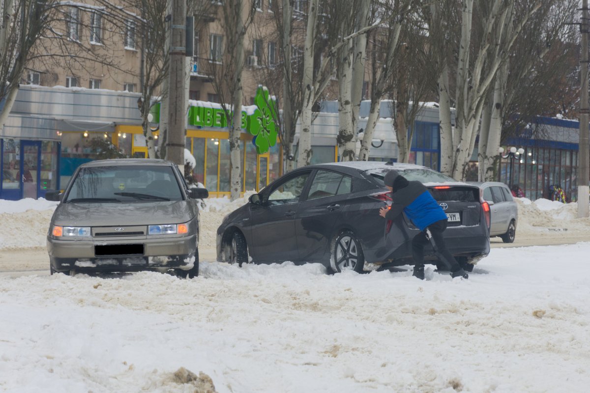 Снежные заторы на дорогах столицы возмущают жителей