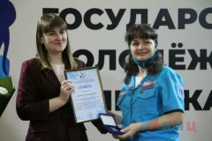 Представители властей ЛНР вручили награды отличившимся участникам молодежных трудотрядов