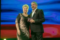 Руководитель Администрации Главы ЛНР отметила наградами участников театра на Оборонной