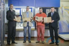 Общественники передали Луганскому краеведческому музею антикварное издание словаря Даля