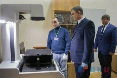 Глава ЛНР передал луганской "Горьковке" планетарный сканер для оцифровки ветхих книг