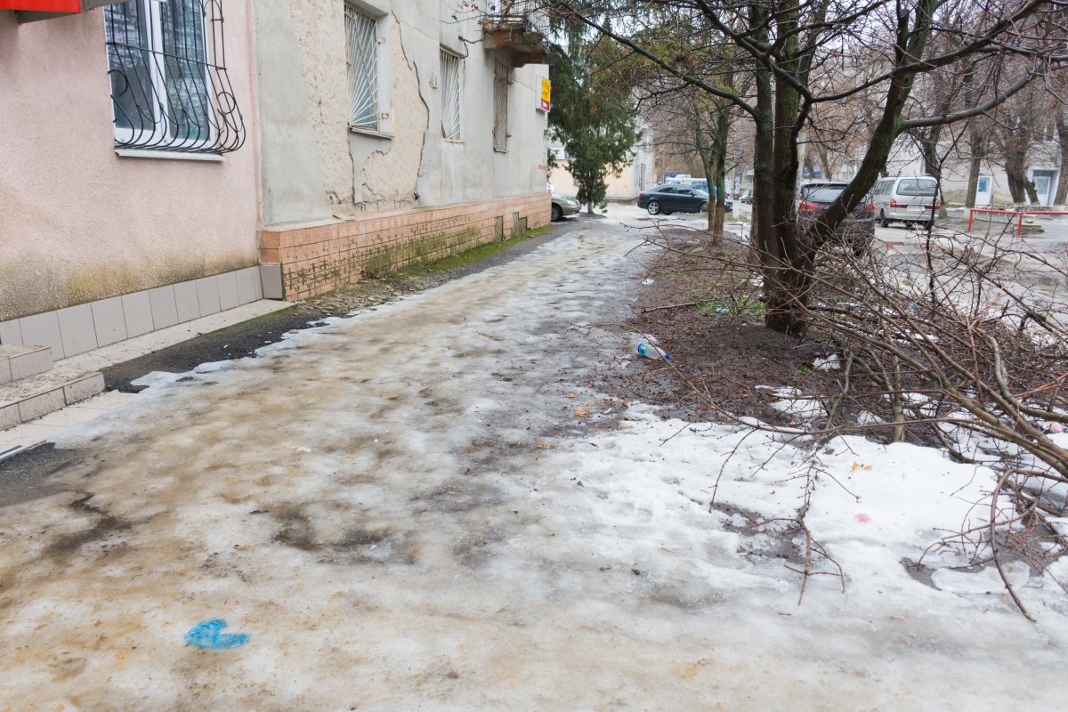 В Луганске - гололед, жители столицы ЛНР жалуются на бездействие коммунальщиков