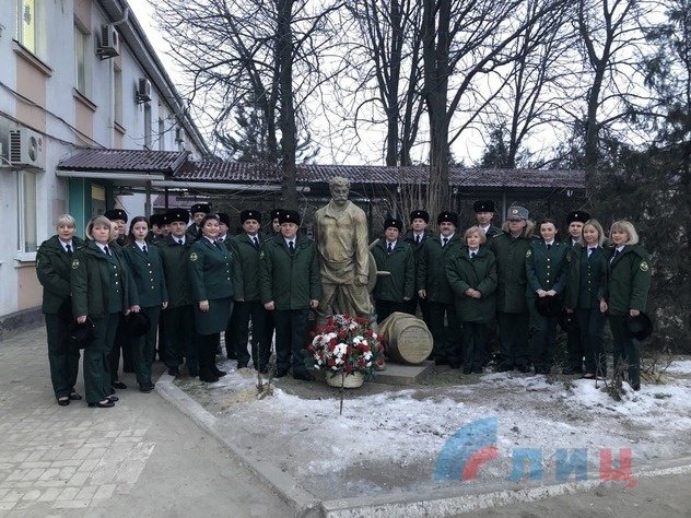 Сотрудники ГТК ЛНР возложили цветы к памятнику земляку, сыгравшему таможенника Верещагина