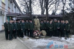 Сотрудники ГТК ЛНР возложили цветы к памятнику земляку, сыгравшему таможенника Верещагина