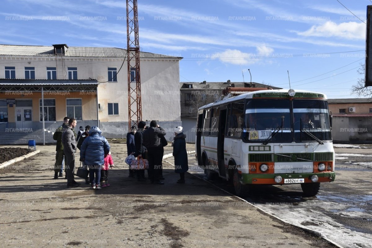 С Краснолучского автовокзала отправлено шесть автобусов с эвакуированными гражданами