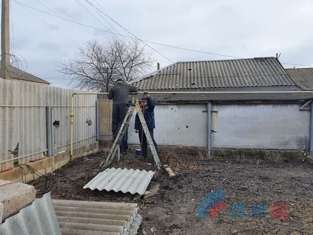 "Луганскгаз" восстанавливает поврежденный обстрелом ВСУ газопровод в Александровске