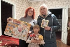 Сотрудники Минкомсвязи ЛНР вручили подарки детям из села Пархоменко