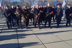 Представители властей и активисты возложили цветы к памятнику освободителям Луганска