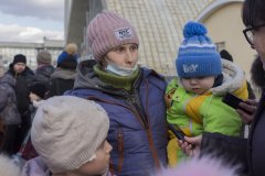 Подальше от дома, чтобы дети не слышали взрывы