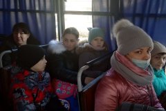 Обстрелы со стороны ВФУ вынуждают жителей ЛНР эвакуироваться в РФ