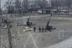 ВСУ установили гаубицы на стадионе возле школы в Северодонецке