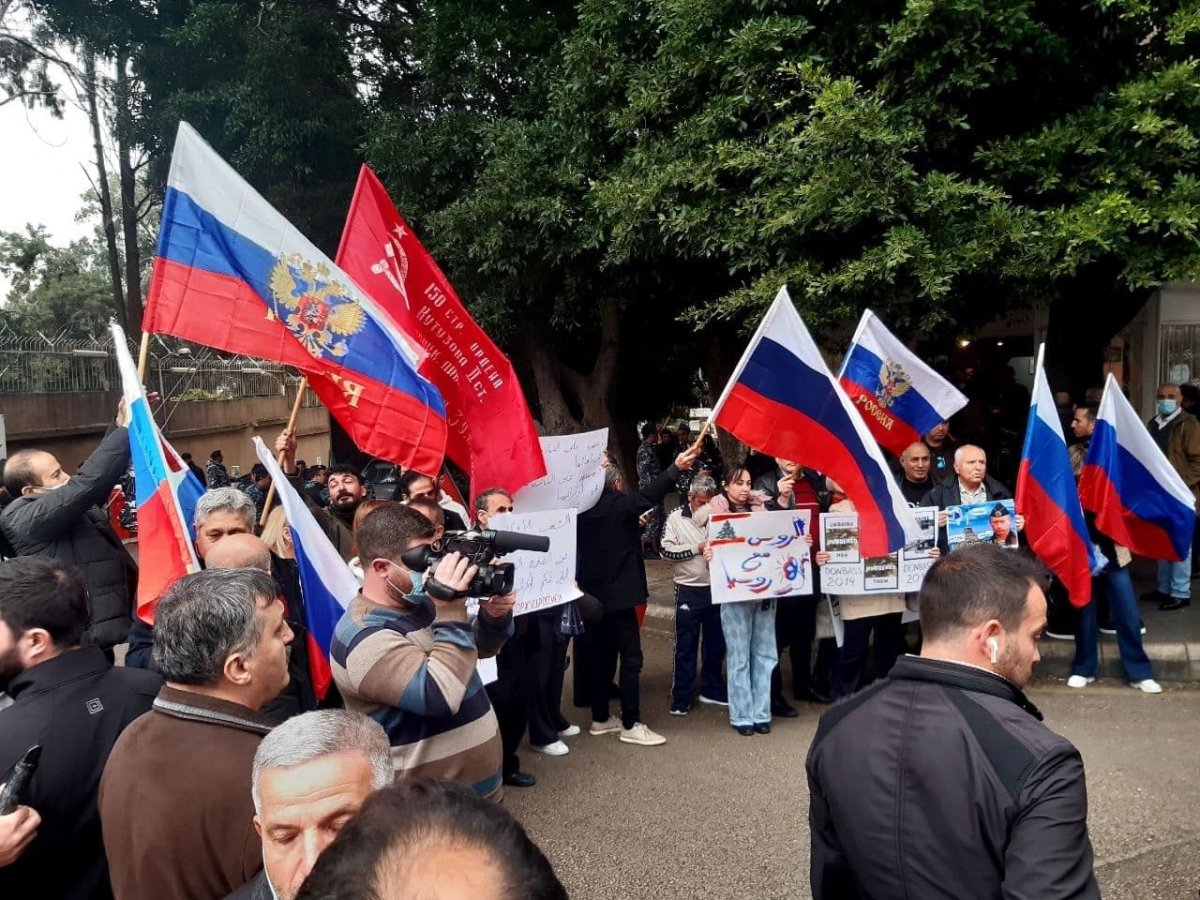 Представители Русской диаспоры и ливанские граждане провели митинг в поддержку России у посольства РФ в Бейруте