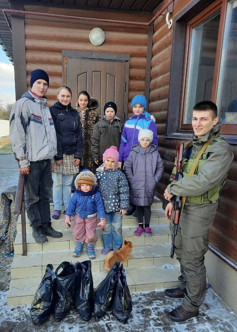 Работники ГП ЛНР оказали гуманитарную помощью социально-незащищённым жителям освобожденных территорий Республики