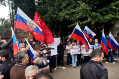 Представители Русской диаспоры и ливанские граждане провели митинг в поддержку России у посольства РФ в Бейруте