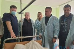 Депутаты Госдумы РФ навестили в Луганске раненых защитников ЛНР и вручили им медали
