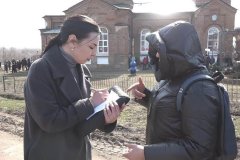 Уполномоченный по правам человека в Луганской Народной Республике Виктория Сердюкова посетила село Михайловка Кременского района, куда прибывают беженцы из городов Рубежное и Северодонецк