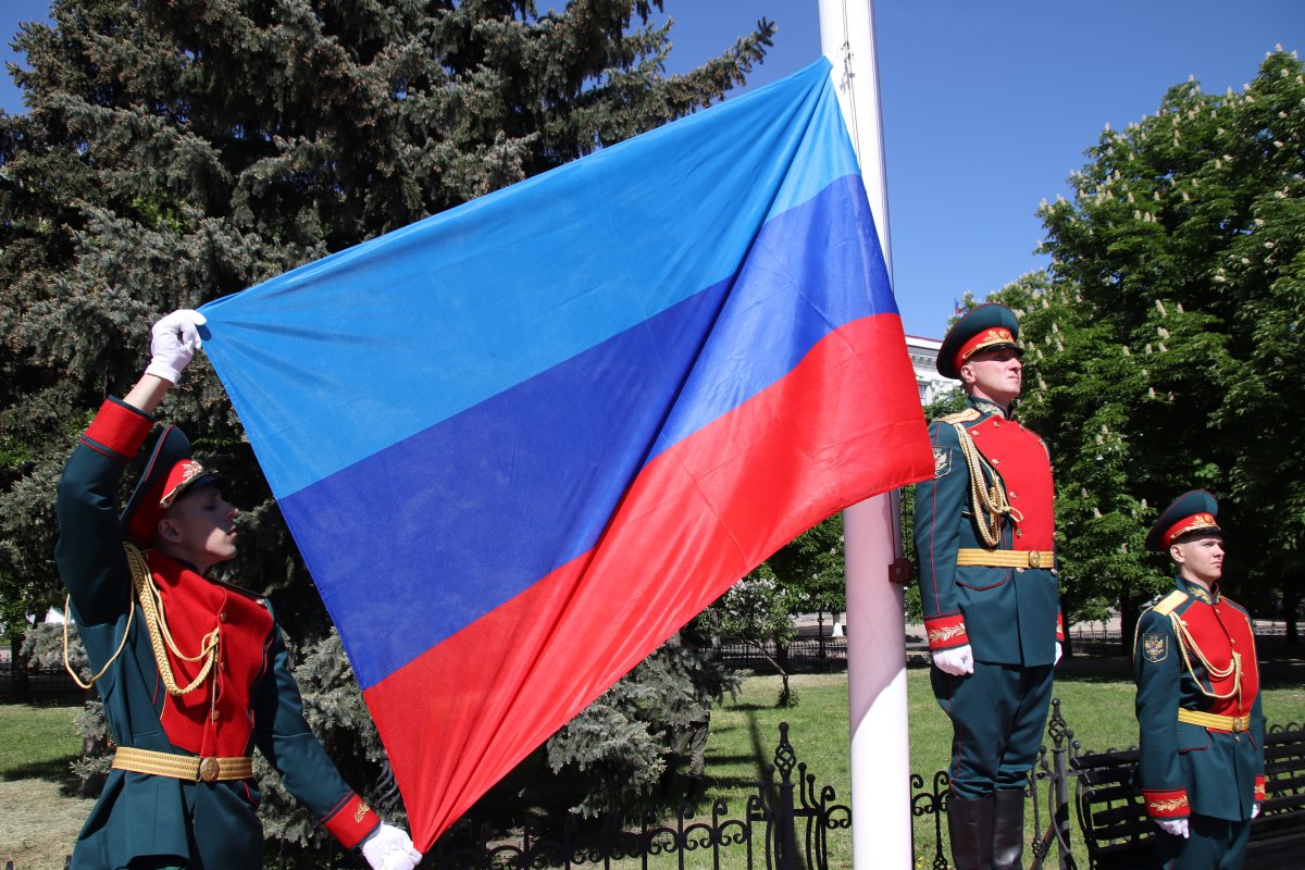 Торжественная церемония поднятия государственного флага Луганской Народной Республики состоялась в Луганске в Сквере Героев Великой Отечественной войны с участием Главы ЛНР Леонида Пасечника