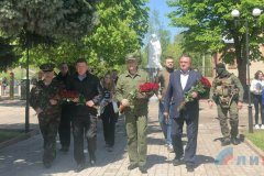 Глава ЛНР и секретарь генсовета партии "ЕР" возложили цветы к Вечному огню в Старобельске