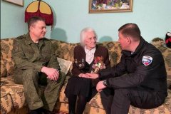 Глава ЛНР и гости из РФ навестили луганского ветерана Великой Отечественной войны