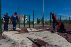 Российские волонтеры помогают благоустраивать город Счастье