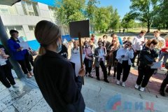 Выпускники в Луганске и Краснодоне приступили к сдаче ЕГЭ по литературе и химии