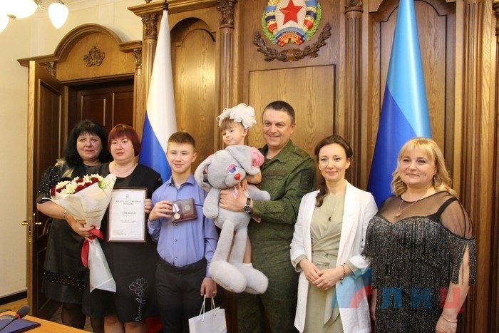 Леонид Пасечник вручил медаль юному луганчанину, спасшему подорвавшегося на украинской мине друга