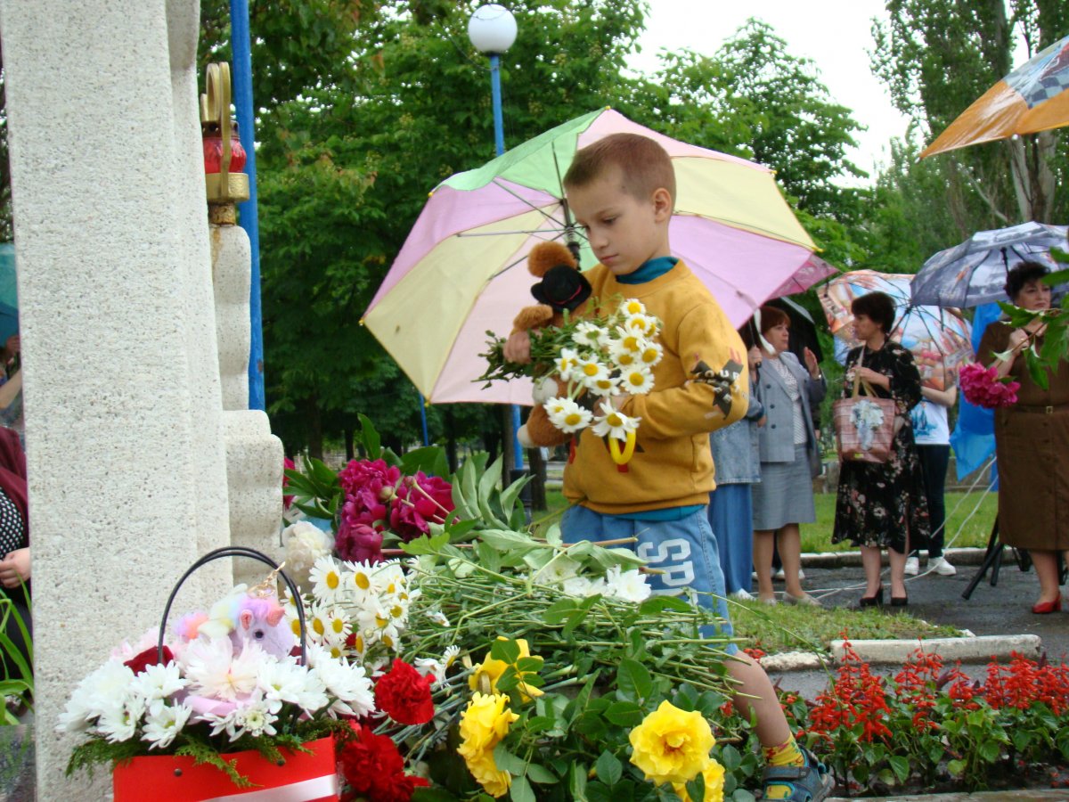 Аллея памяти: луганчане возложили цветы «Ангелам» Республики