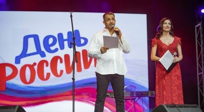 В Луганске проходит концерт, посвященный Дню России, с участием артистов из РФ
